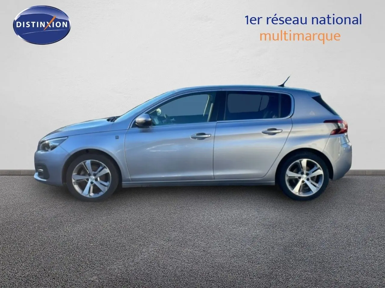 Profil côté gauche d'une Peugeot 308 gris Artense métal de 2019, avec jantes alliage et lignes épurées.