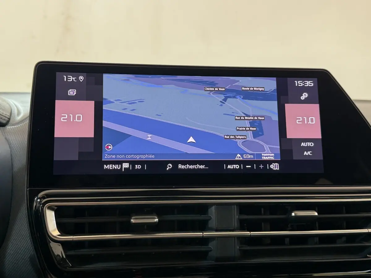 Écran tactile central du tableau de bord du Citroën C5 Aircross 2023 affichant la navigation et la climatisation.
