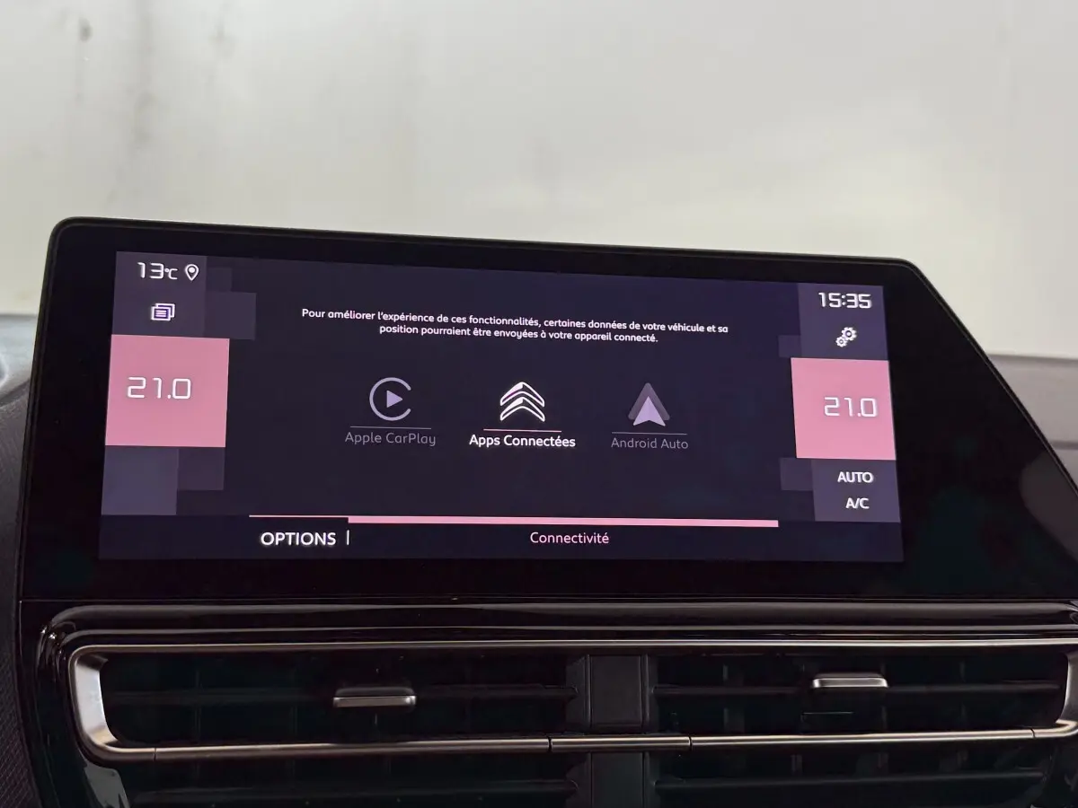 Écran tactile central affichant Apple CarPlay et Android Auto dans un Citroën C5 Aircross gris clair.