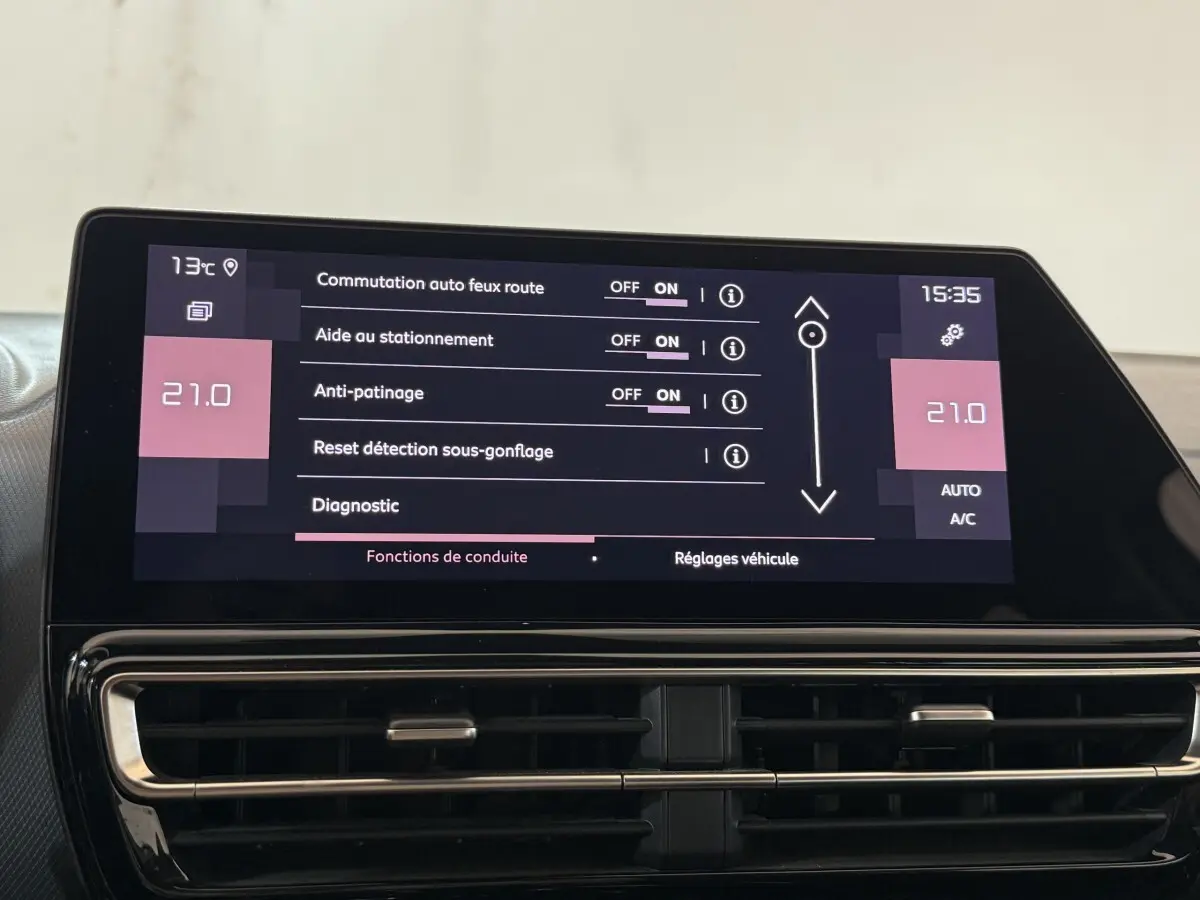 Écran tactile central du tableau de bord du Citroën C5 Aircross 2023 affichant les réglages d’aide à la conduite.