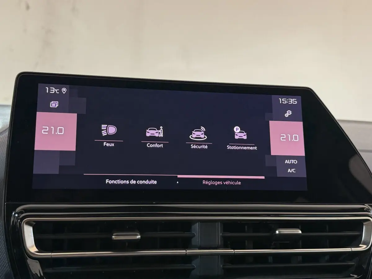 Écran tactile central affichant les réglages du véhicule sur le tableau de bord d'une Citroën C5 Aircross 2023.
