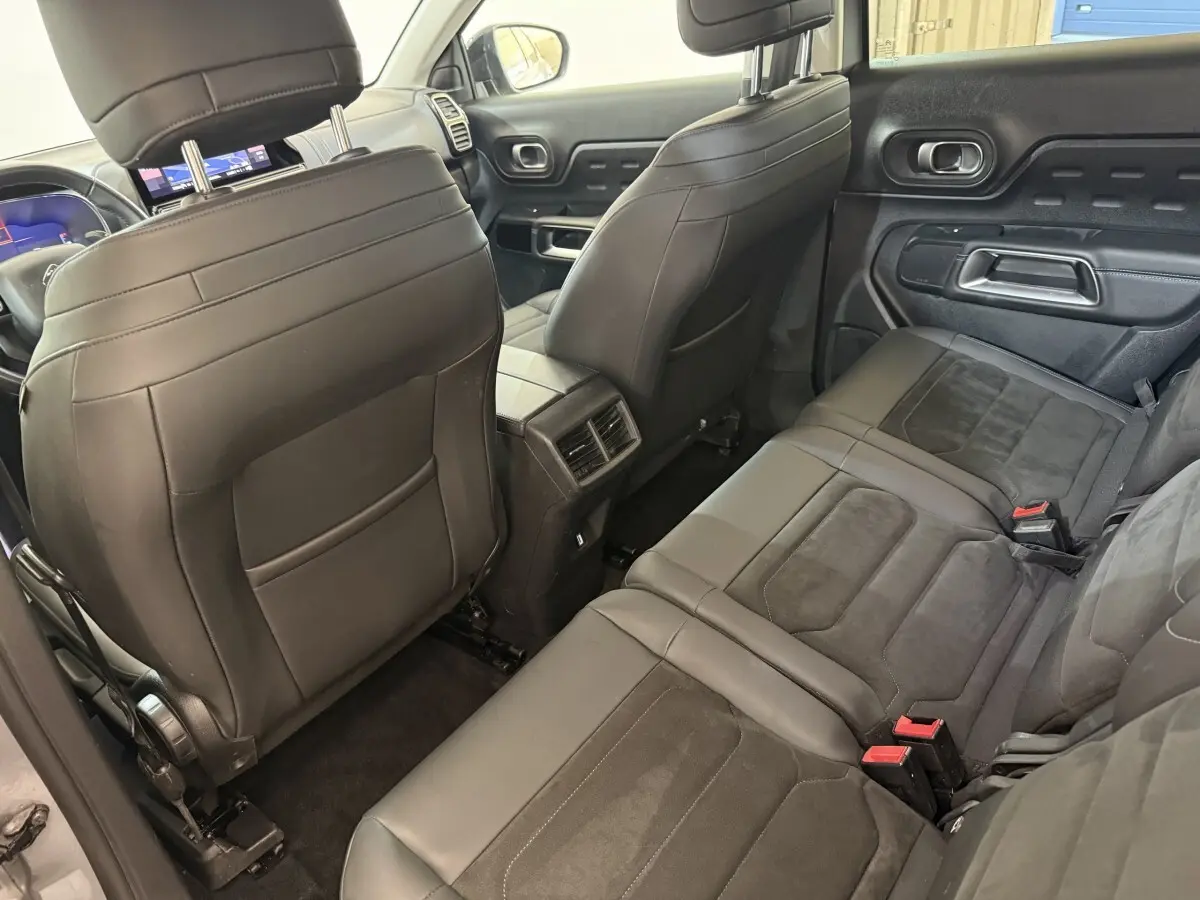 Vue intérieure arrière du Citroën C5 Aircross gris clair, sièges individuels en cuir et alcantara avec console centrale et aérateurs.