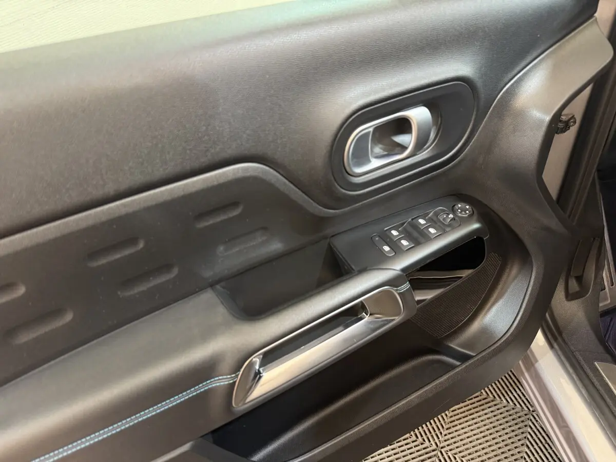 Gros plan sur la porte avant droite noire du Citroën C5 Aircross 2023 avec commandes de vitres et poignée chromée.