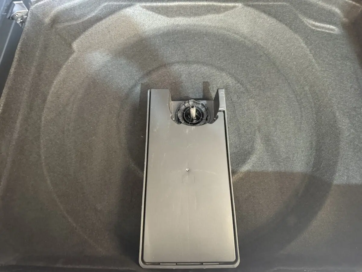 Coffre du Citroën C5 Aircross gris clair vu de dessus, montrant le rangement sous plancher sans roue de secours.