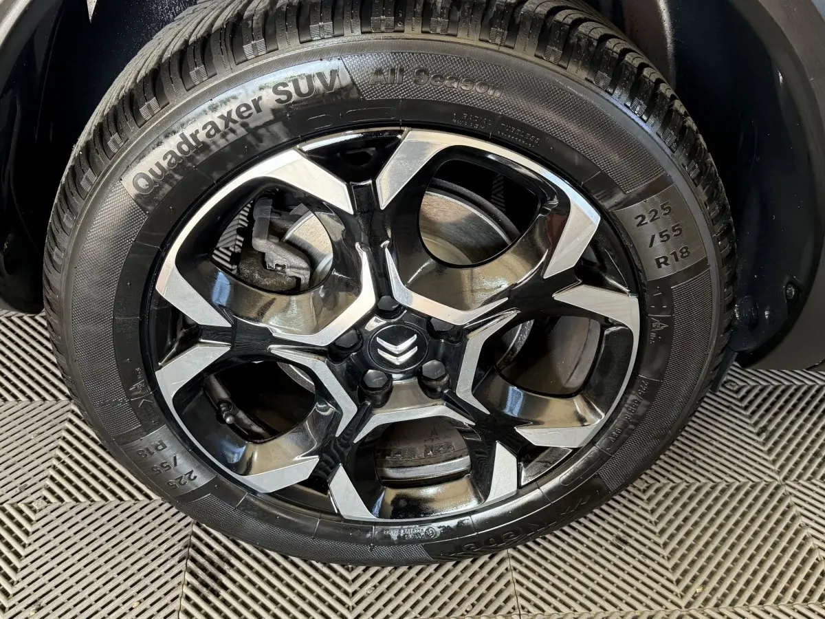 Vue rapprochée sur la roue arrière droite d'une Citroën C5 Aircross gris clair avec pneu hiver marqué 225/55 R18.