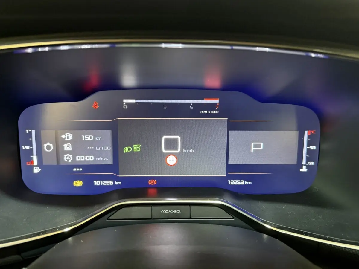 Gros plan sur le combiné d'instruments numérique du Citroën C5 Aircross gris clair, affichage multifonctions et jauges digitales.