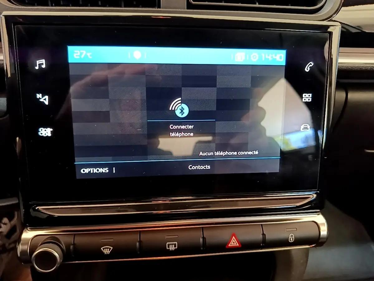 Écran tactile central de la Citroën C3 blanche 2021 affichant la connexion Bluetooth téléphone.