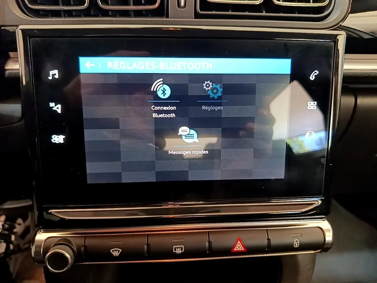 Écran tactile central de la Citroën C3 blanc 2021 affichant les réglages Bluetooth en intérieur.