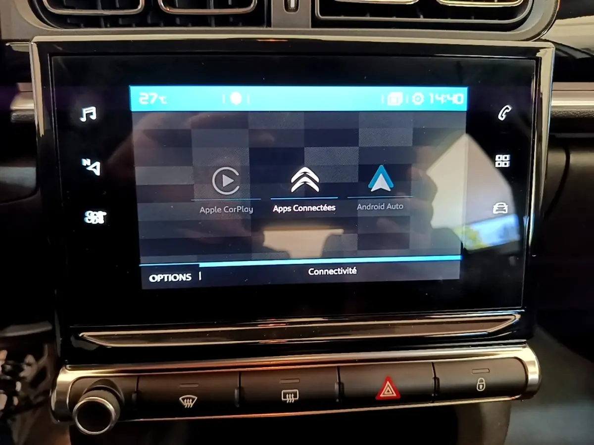 Écran tactile central de la Citroën C3 blanc, affichant les options Apple CarPlay et Android Auto, vue intérieure frontale.