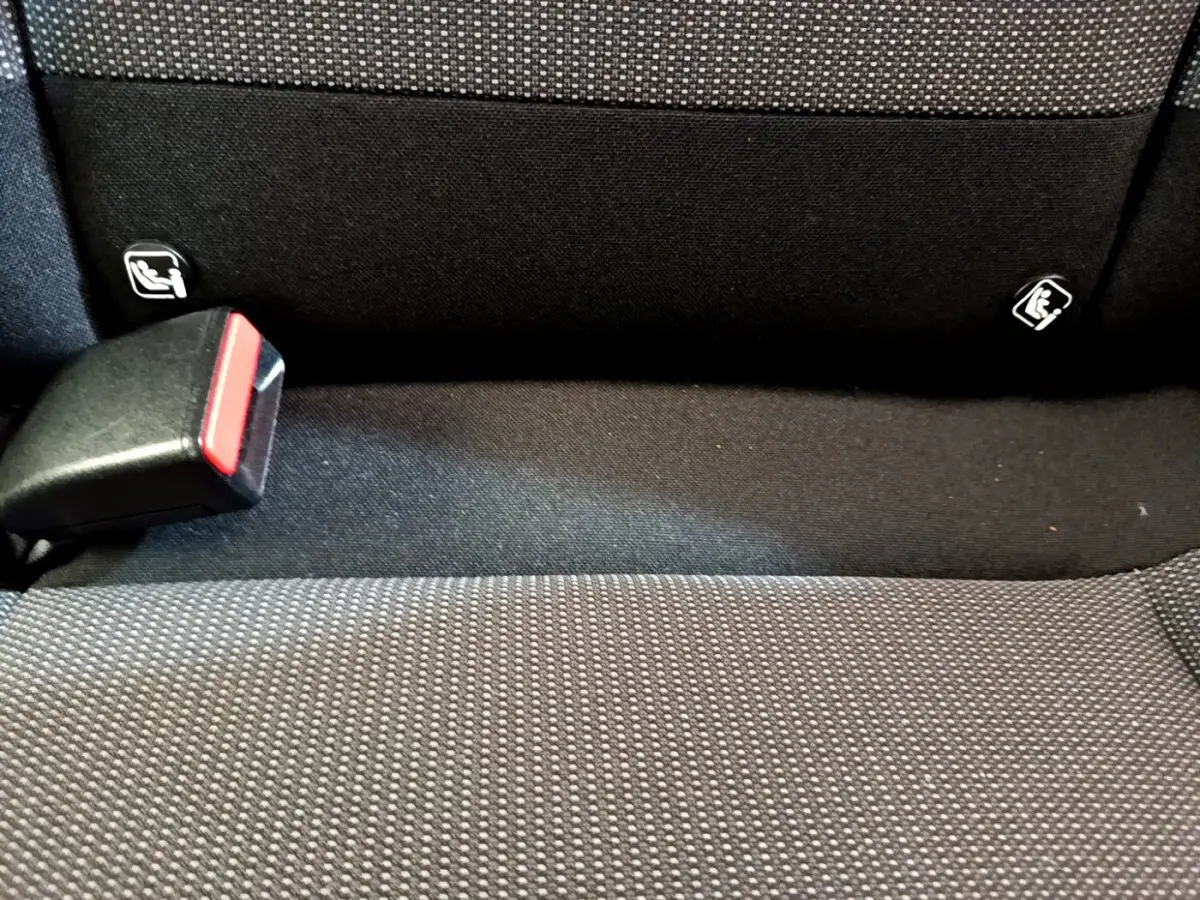Gros plan sur la banquette arrière noire de la Citroën C3 avec ceintures de sécurité et fixations Isofix visibles.