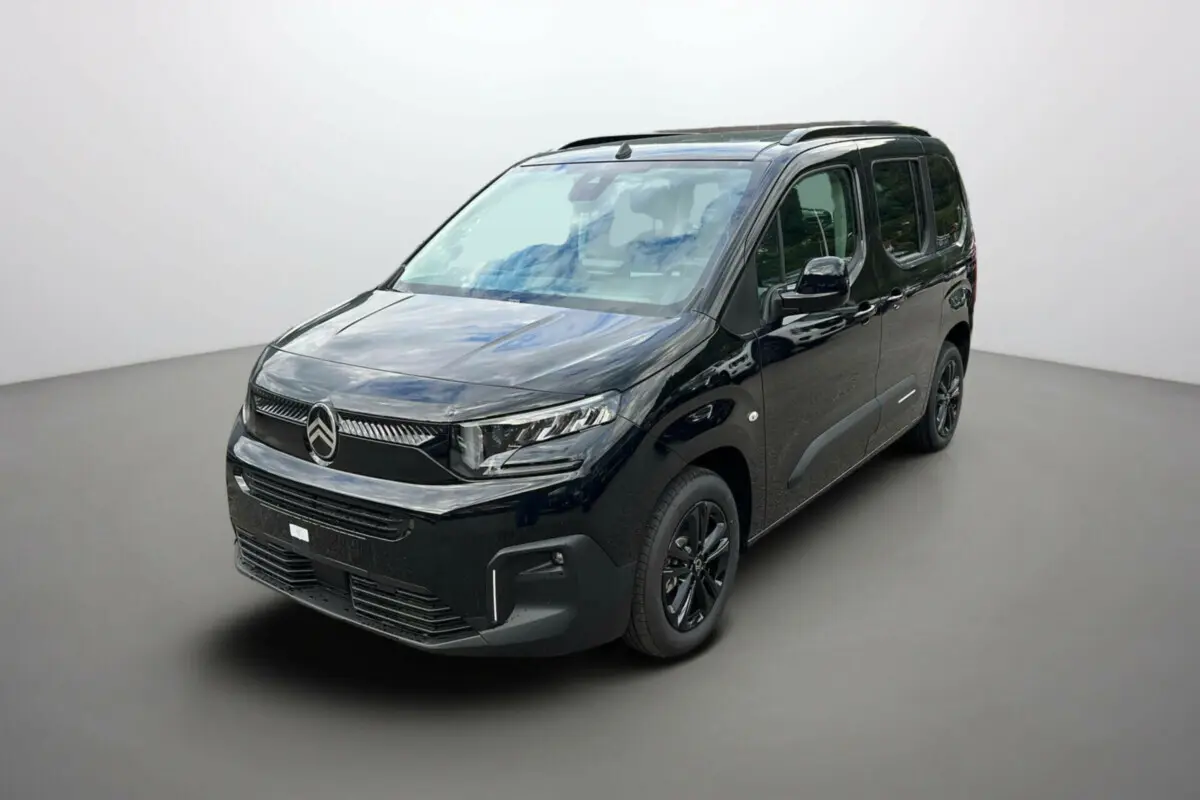 Citroën Berlingo 2025 noir perla nera en vue 3/4 avant droit avec barres de toit et jantes alu noires.