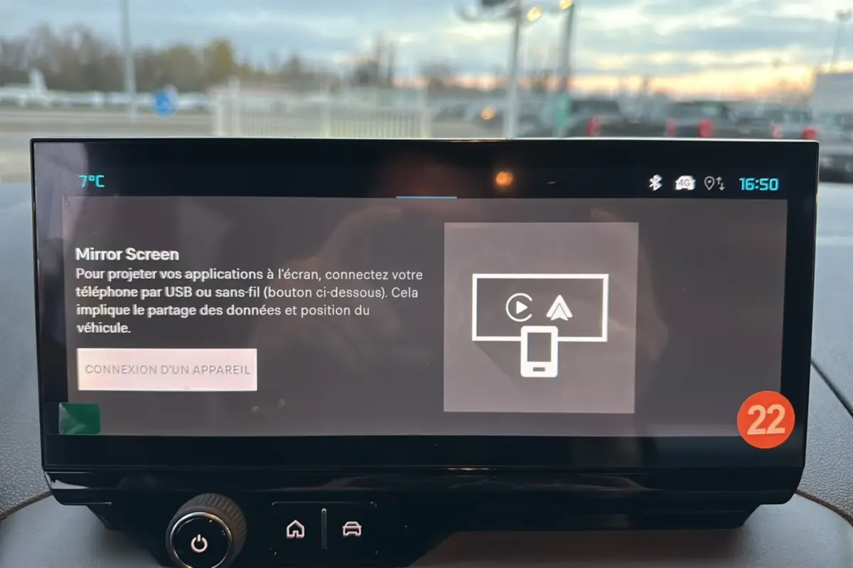 Écran tactile central du tableau de bord du Citroën Berlingo 2025 affichant la fonction Mirror Screen.