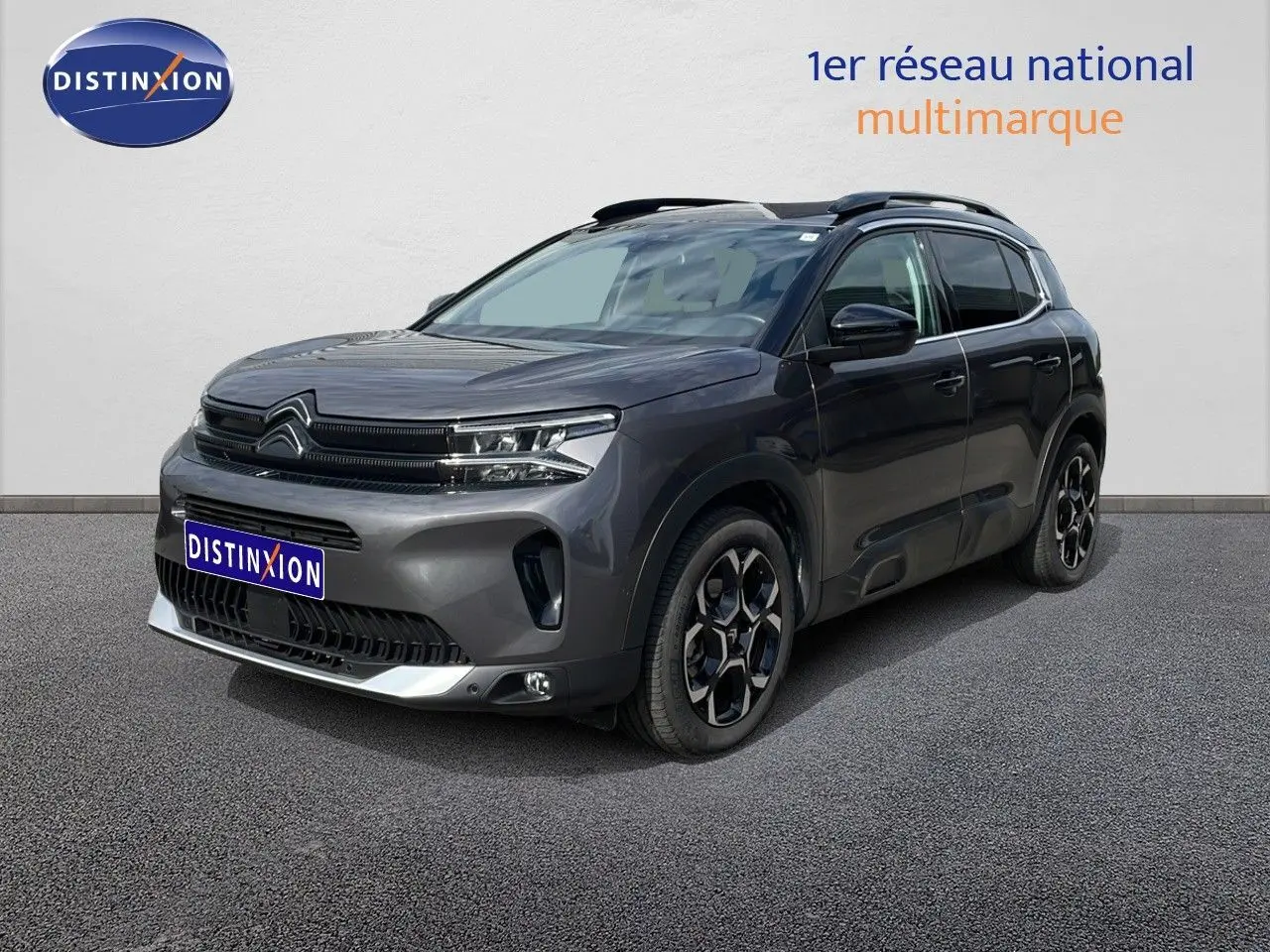 Citroën C5 Aircross Hybrid gris platinium métal en 3/4 avant droit, avec jantes noires et toit noir.