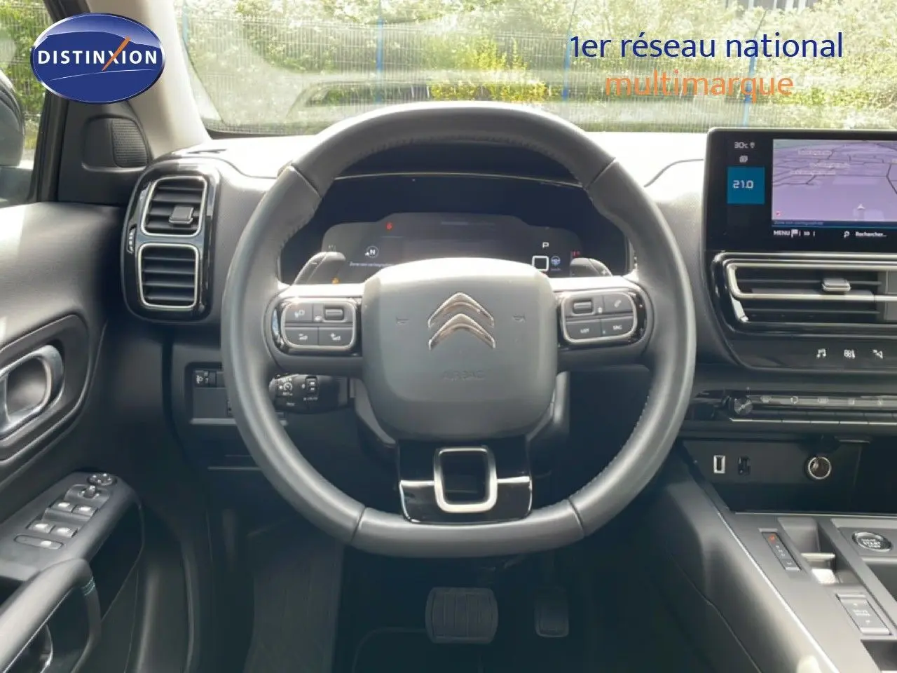 Vue intérieure centrée sur le volant cuir multifonction et tableau de bord numérique du Citroën C5 Aircross 2025.