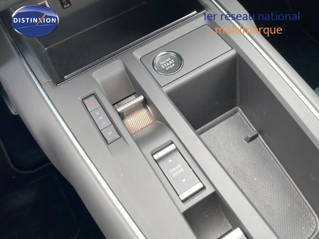 Gros plan sur la console centrale noire avec bouton start/stop et commandes de boîte automatique du Citroën C5 Aircross hybride.