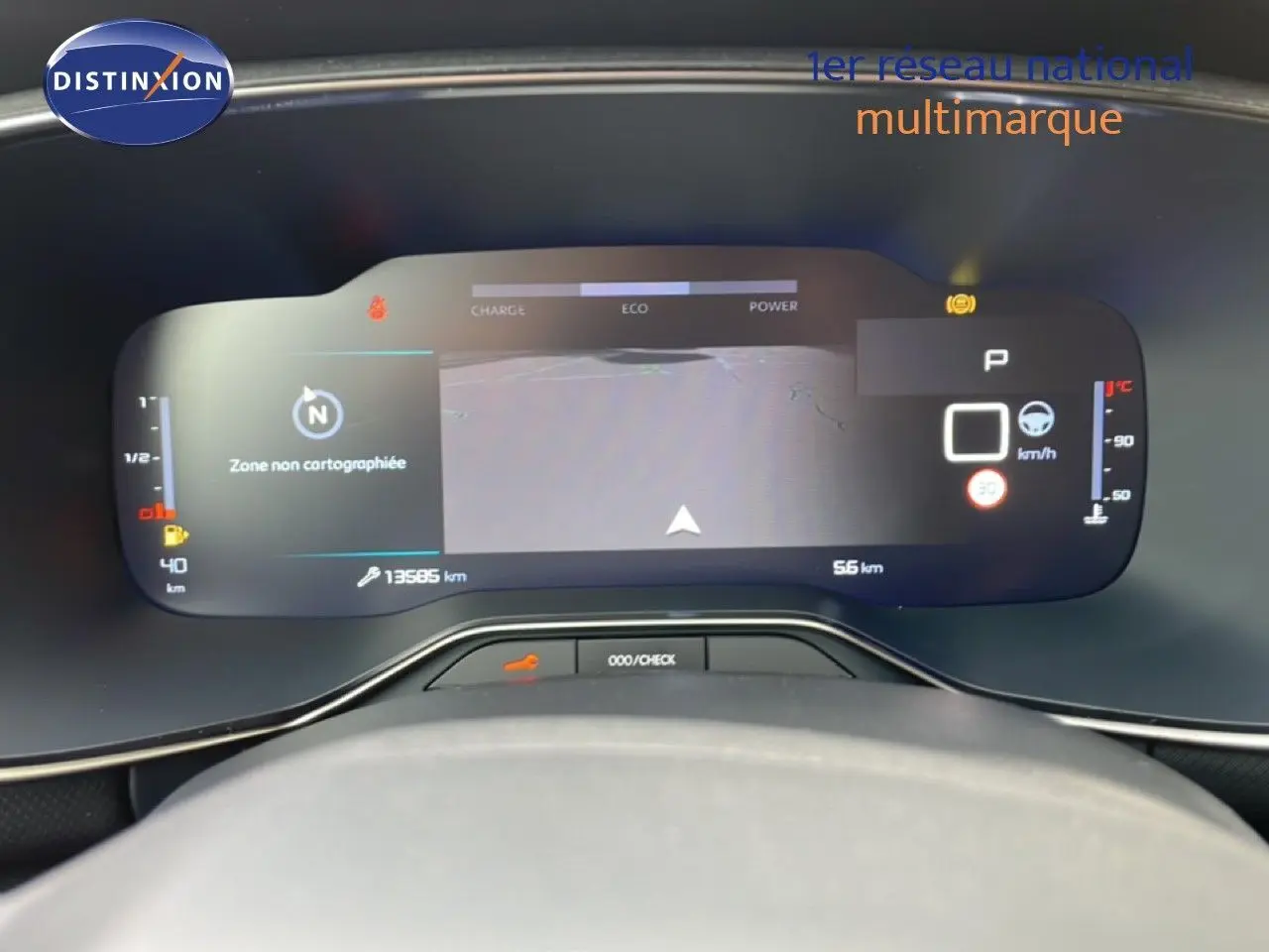 Vue rapprochée du tableau de bord numérique du Citroën C5 Aircross Hybrid 2025, affichant la navigation et les indicateurs.
