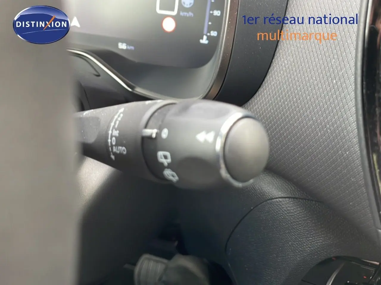 Gros plan sur la commande d'essuie-glace côté gauche du tableau de bord du Citroën C5 Aircross Hybrid gris platinium.