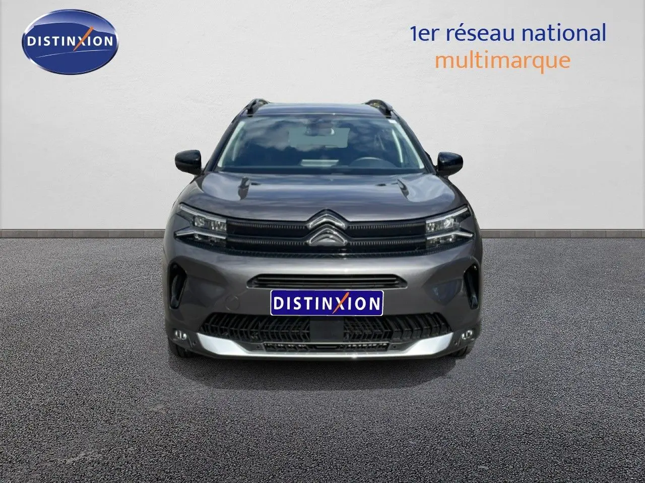 Vue avant d'un Citroën C5 Aircross Hybrid gris platinium métal avec calandre noire et détails chromés.