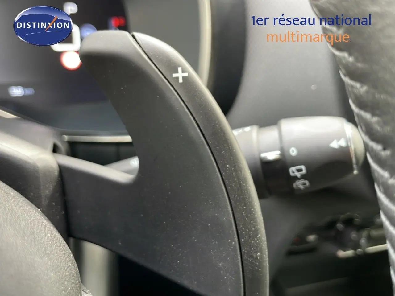 Gros plan sur la palette de changement de vitesse droite dans l’habitacle du Citroën C5 Aircross gris platinium 2025.