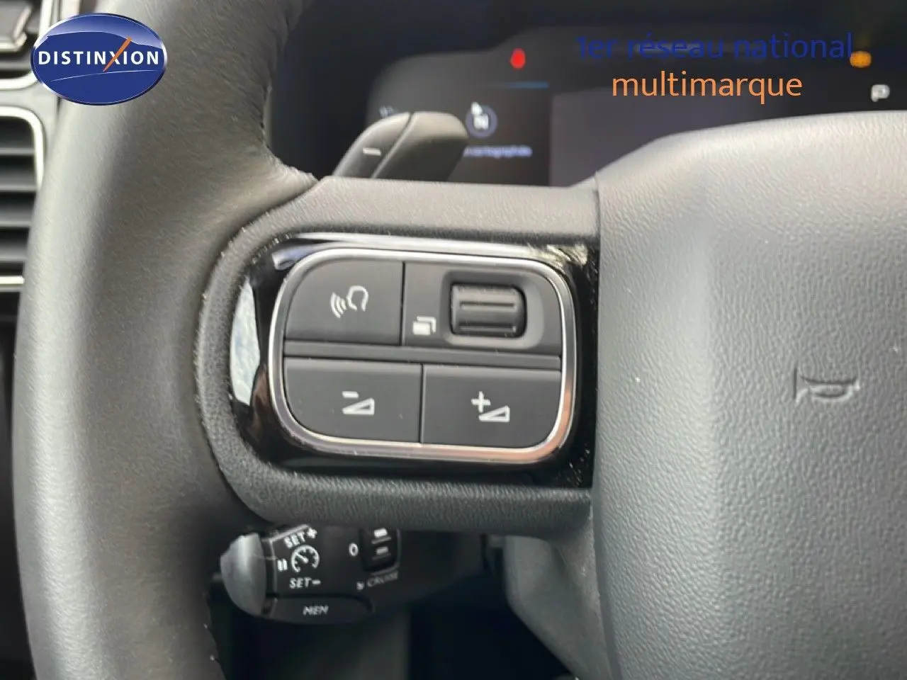 Gros plan sur les commandes au volant du Citroën C5 Aircross Hybrid 2025, finition cuir noir.