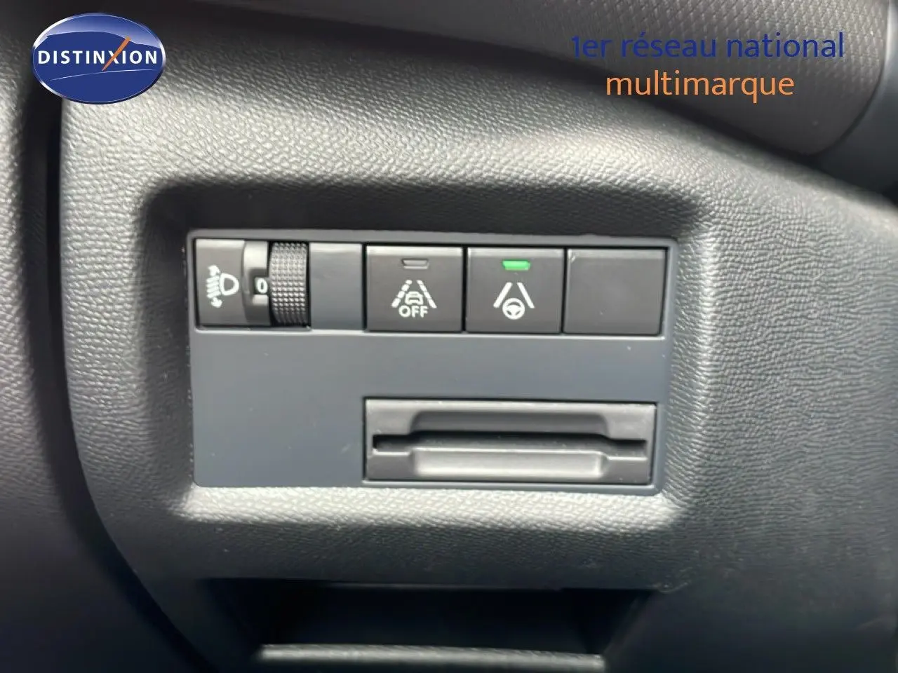 Panneau de commandes avec réglage éclairage et assistances à la conduite dans l’habitacle du Citroën C5 Aircross gris platinium.
