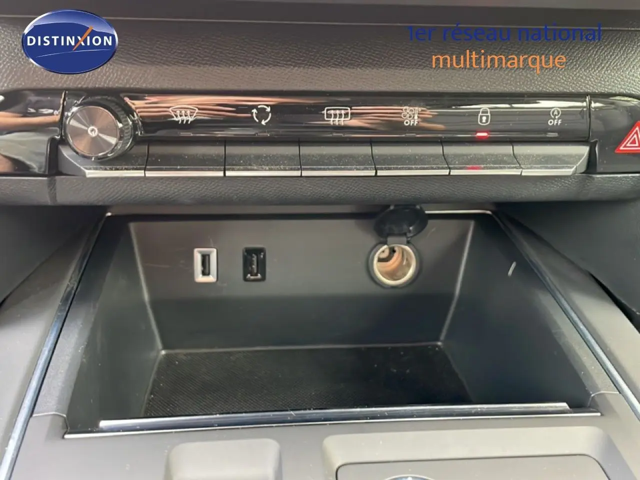 Gros plan sur la console centrale du Citroën C5 Aircross Hybrid 2025, montrant prises USB et allume-cigare.