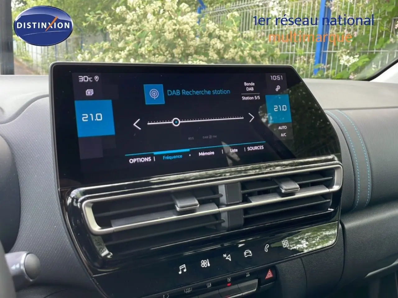 Vue rapprochée de l’écran tactile central et des aérateurs du tableau de bord du Citroën C5 Aircross gris platinium.