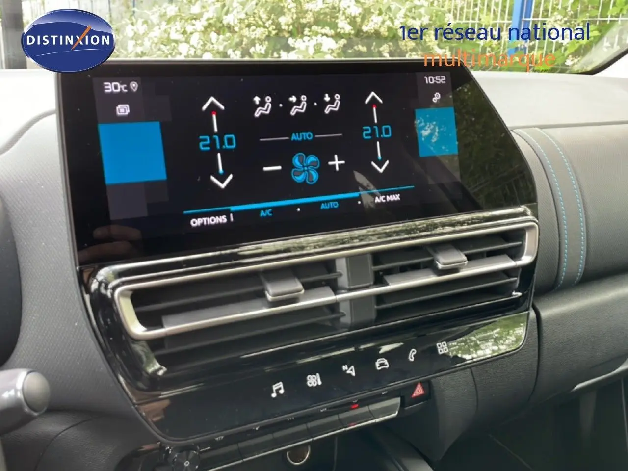 Détail de la console centrale du Citroën C5 Aircross Hybrid 2025 avec écran tactile et commandes de climatisation, finition gris platinium.