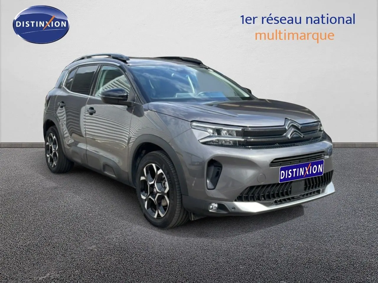 SUV Citroën C5 Aircross Hybrid gris platinium métal en 3/4 avant droit avec jantes noires et toit panoramique.