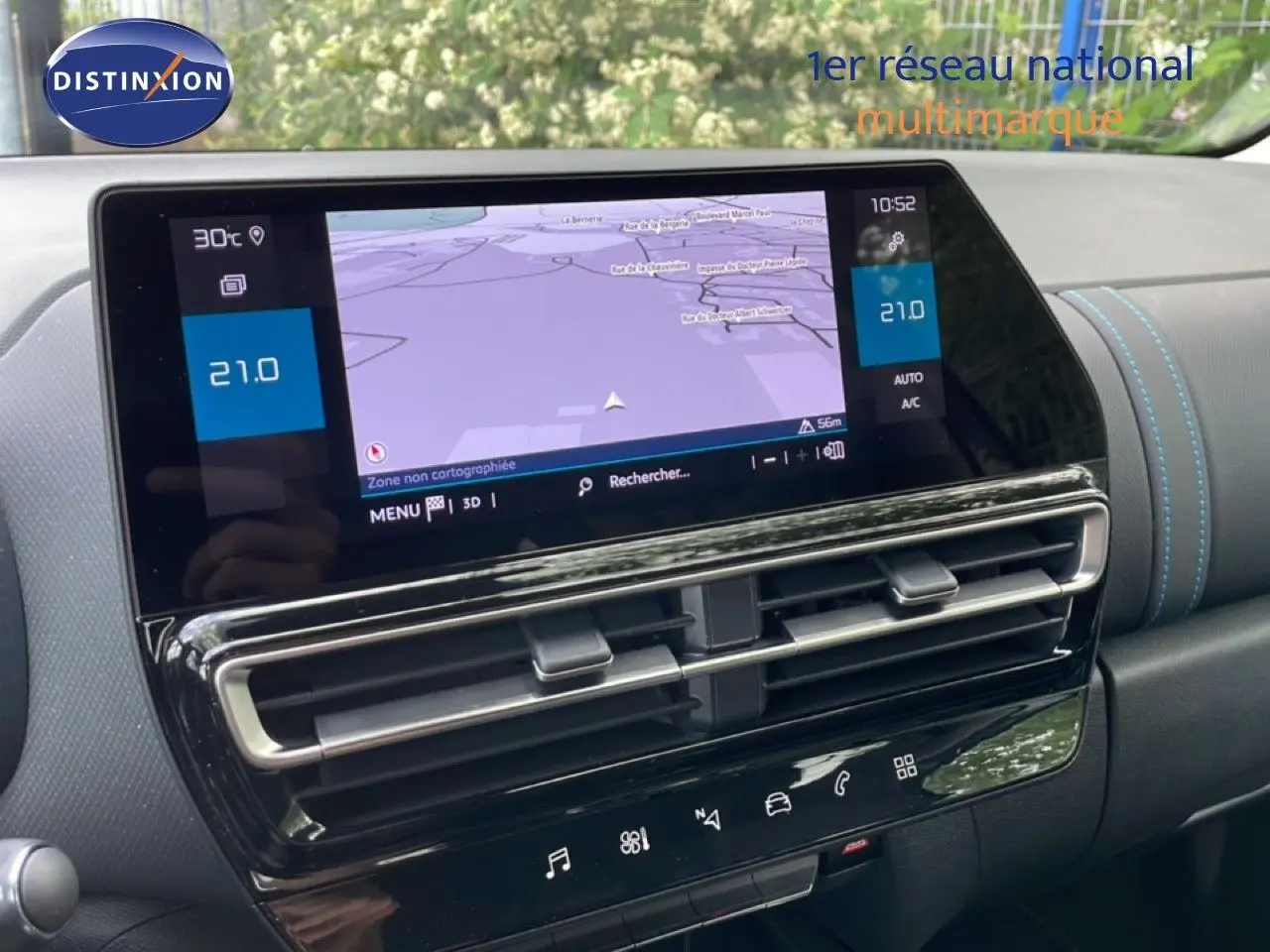 Vue rapprochée de la console centrale du Citroën C5 Aircross Hybrid gris platinium, écran tactile avec navigation et aérateurs horizontaux.