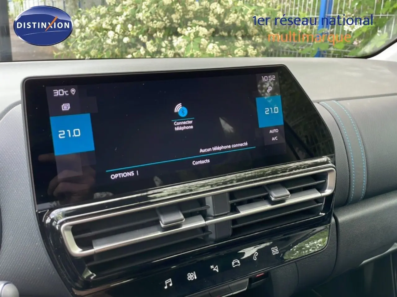 Vue rapprochée de l’écran tactile central et des aérateurs du tableau de bord du Citroën C5 Aircross gris platinium 2025.