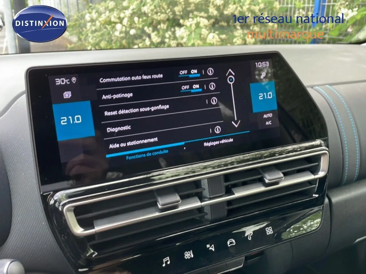 Écran tactile central affichant les réglages de conduite dans l’habitacle du Citroën C5 Aircross Hybrid gris platinium.
