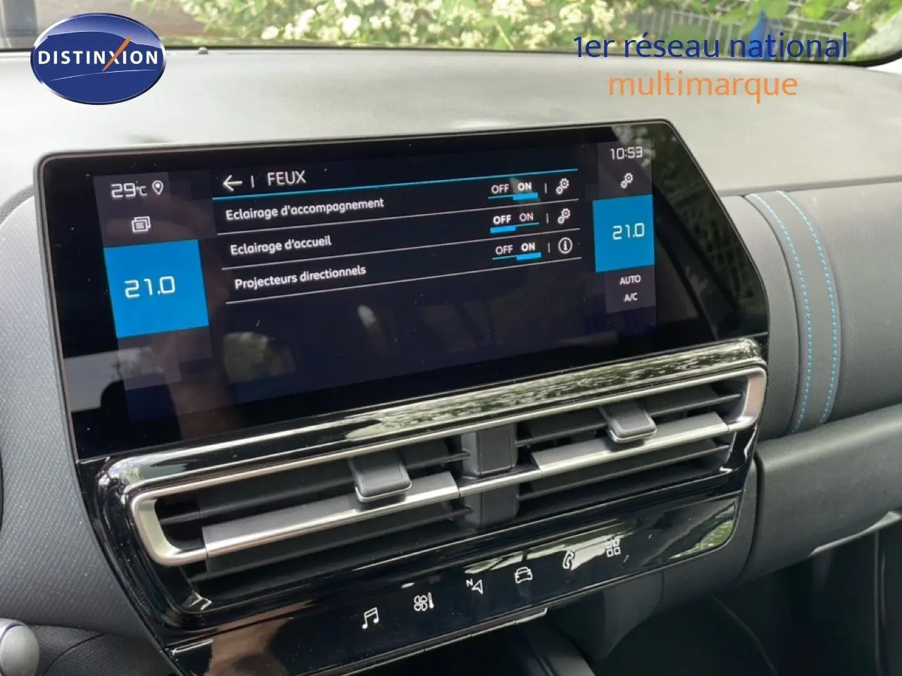 Vue intérieure centrée sur l’écran tactile et les commandes de climatisation du Citroën C5 Aircross Hybrid gris platinium.