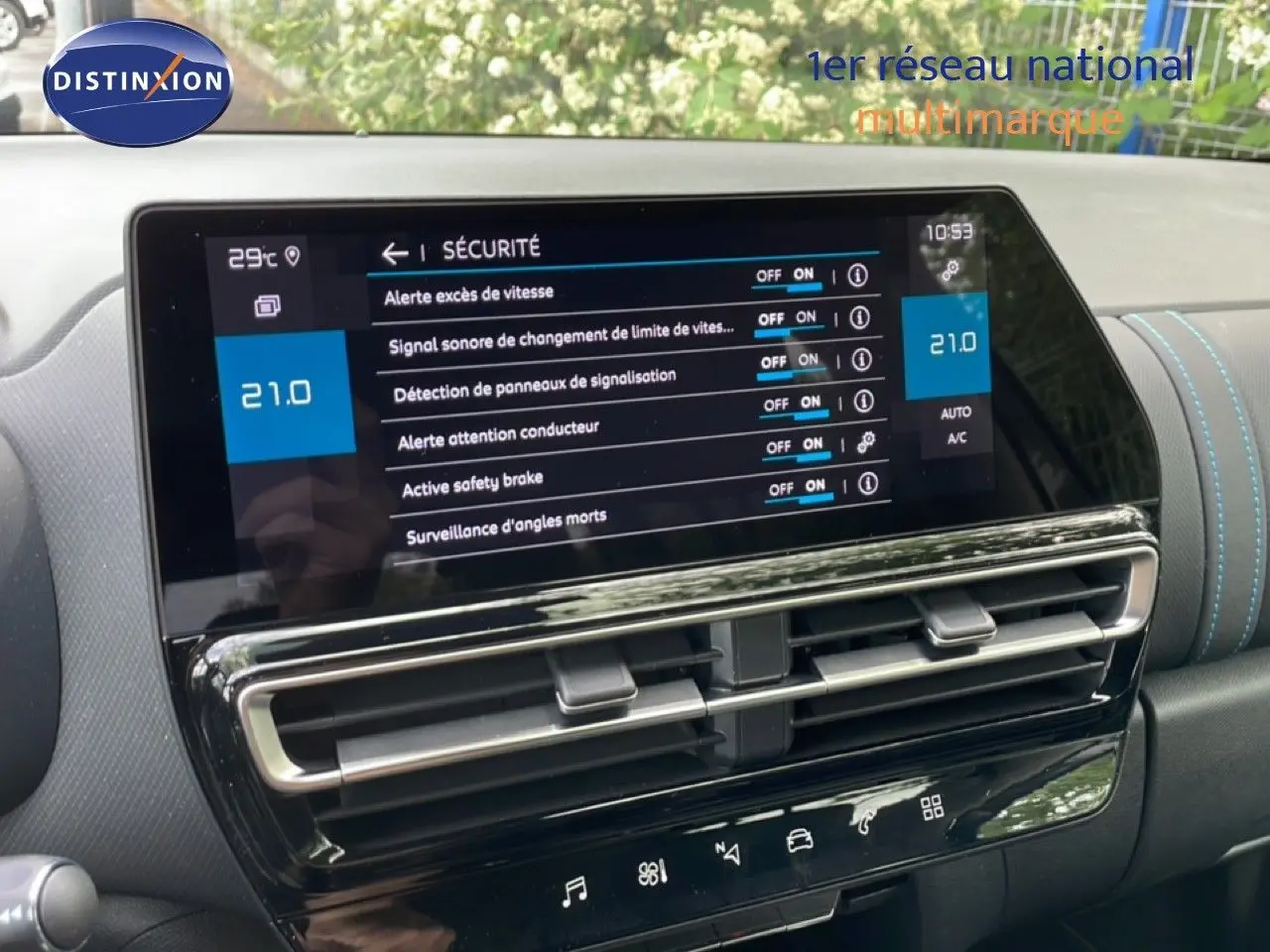 Écran tactile central affichant les options de sécurité du Citroën C5 Aircross Hybrid 2025, intérieur noir avec surpiqûres bleues.