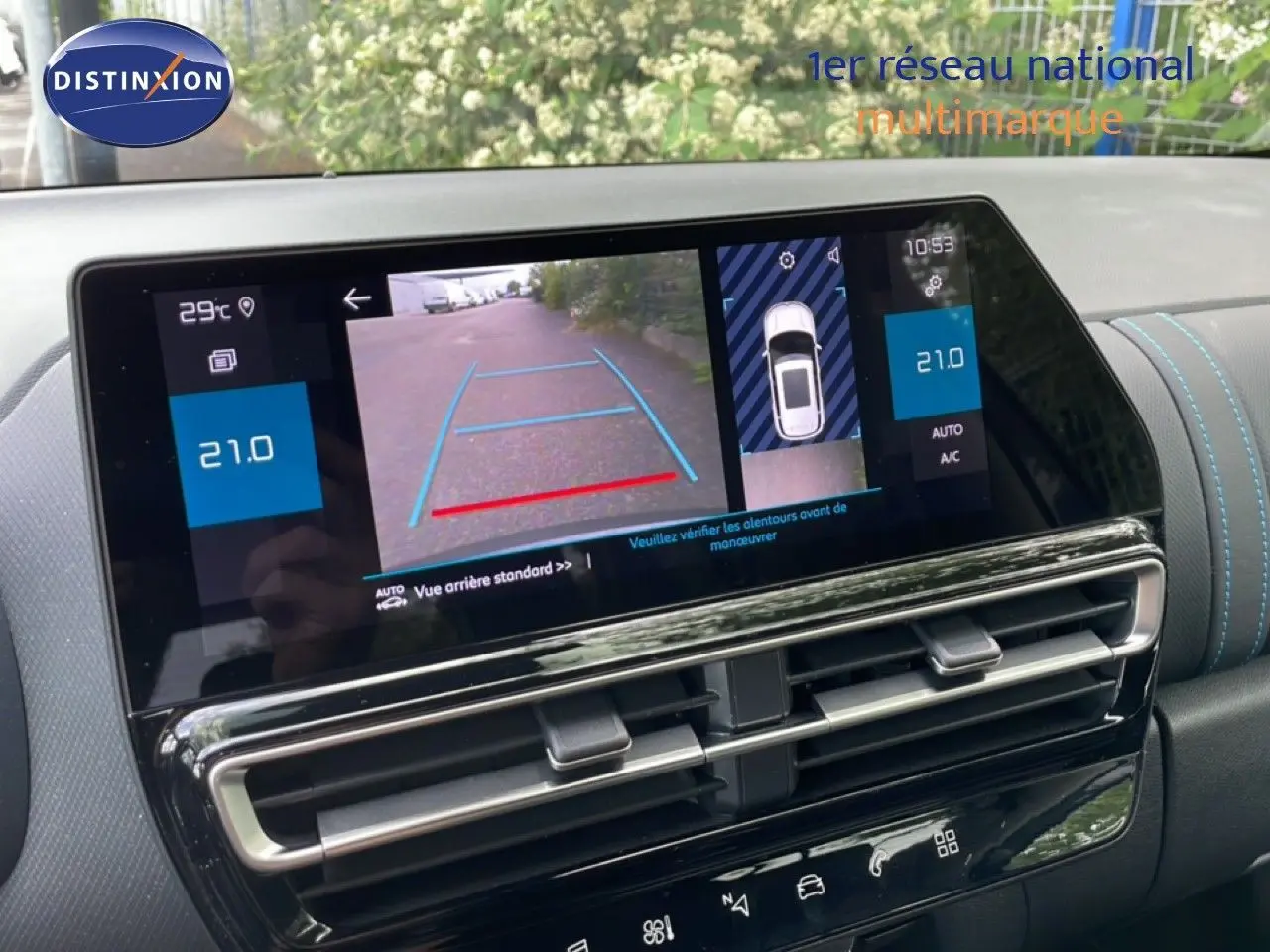 Écran tactile intérieur du Citroën C5 Aircross Hybrid 2025 montrant la caméra de recul et la température à 21°C.