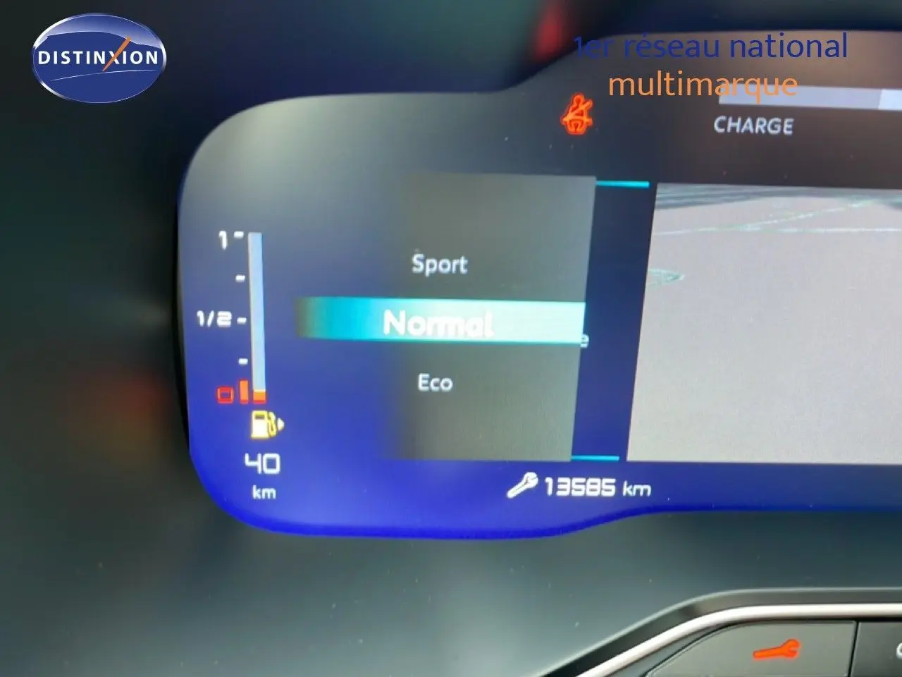 Tableau de bord numérique du Citroën C5 Aircross Hybrid gris platinium, affichant mode de conduite et autonomie restante.