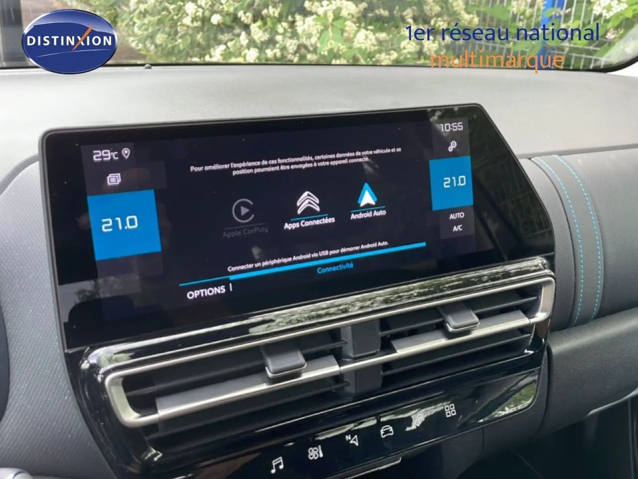 Écran tactile central avec connectivité Apple CarPlay et Android Auto dans le tableau de bord gris du Citroën C5 Aircross Hybrid 2025.
