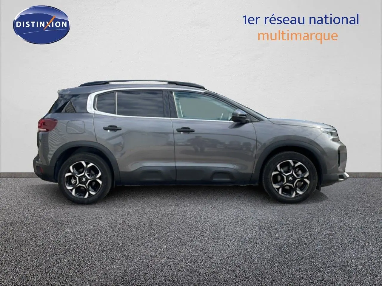 Vue de profil côté gauche du Citroën C5 Aircross Hybrid gris platinium métal sur fond neutre.