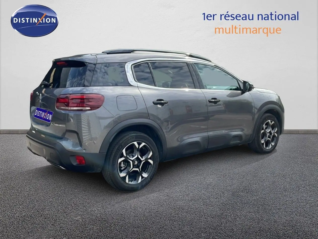 SUV Citroën C5 Aircross gris platinium métal, vue 3/4 arrière droit, avec jantes alliage et toit panoramique.