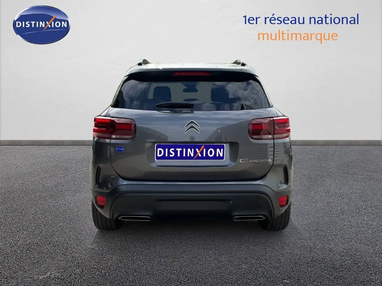 Vue arrière du Citroën C5 Aircross Hybrid gris platinium métal, avec feux rouges et double sortie d’échappement intégrée.