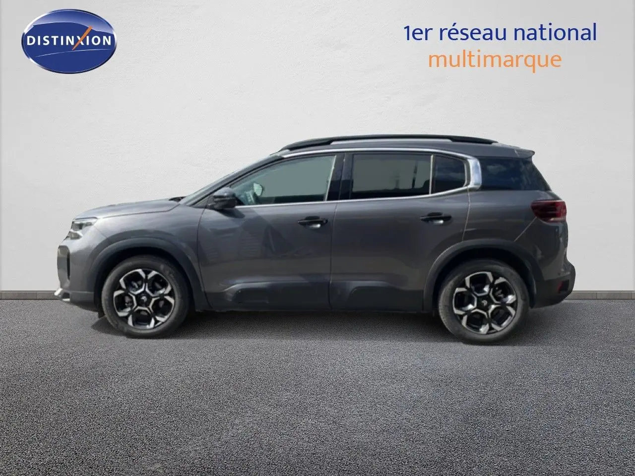 Profil droit d'un Citroën C5 Aircross Hybrid gris platinium métal avec jantes noires et toit noir.
