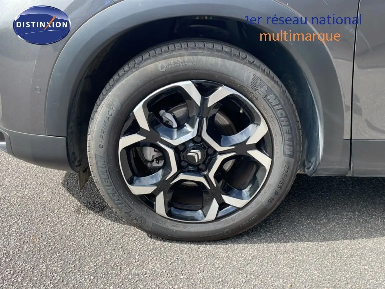 Gros plan sur la roue avant droite gris platinium métal du Citroën C5 Aircross Hybrid 2025 avec jante noire et argentée.