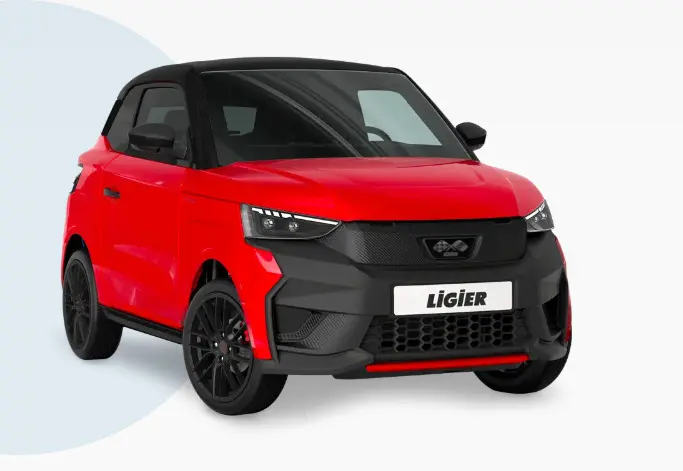 Vue 3/4 avant d'une LIGIER JS50 0.5 REVO D+ ULTIMATE rouge avec toit noir et détails noirs contrastants.