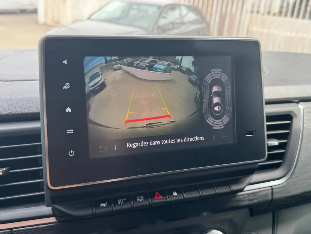 Écran central montrant la caméra de recul du Renault Trafic Fourgon gris foncé, vue intérieure du tableau de bord.