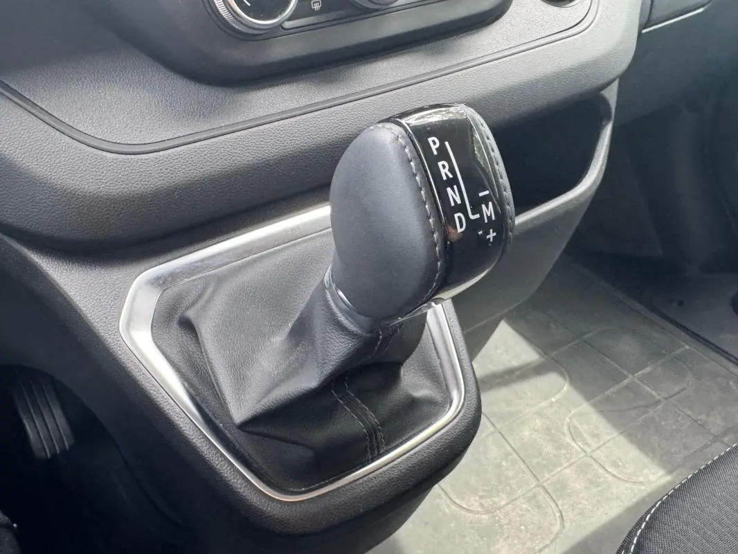 Le levier de vitesses automatique noir du Renault Trafic Fourgon, vue rapprochée de l'intérieur côté conducteur.