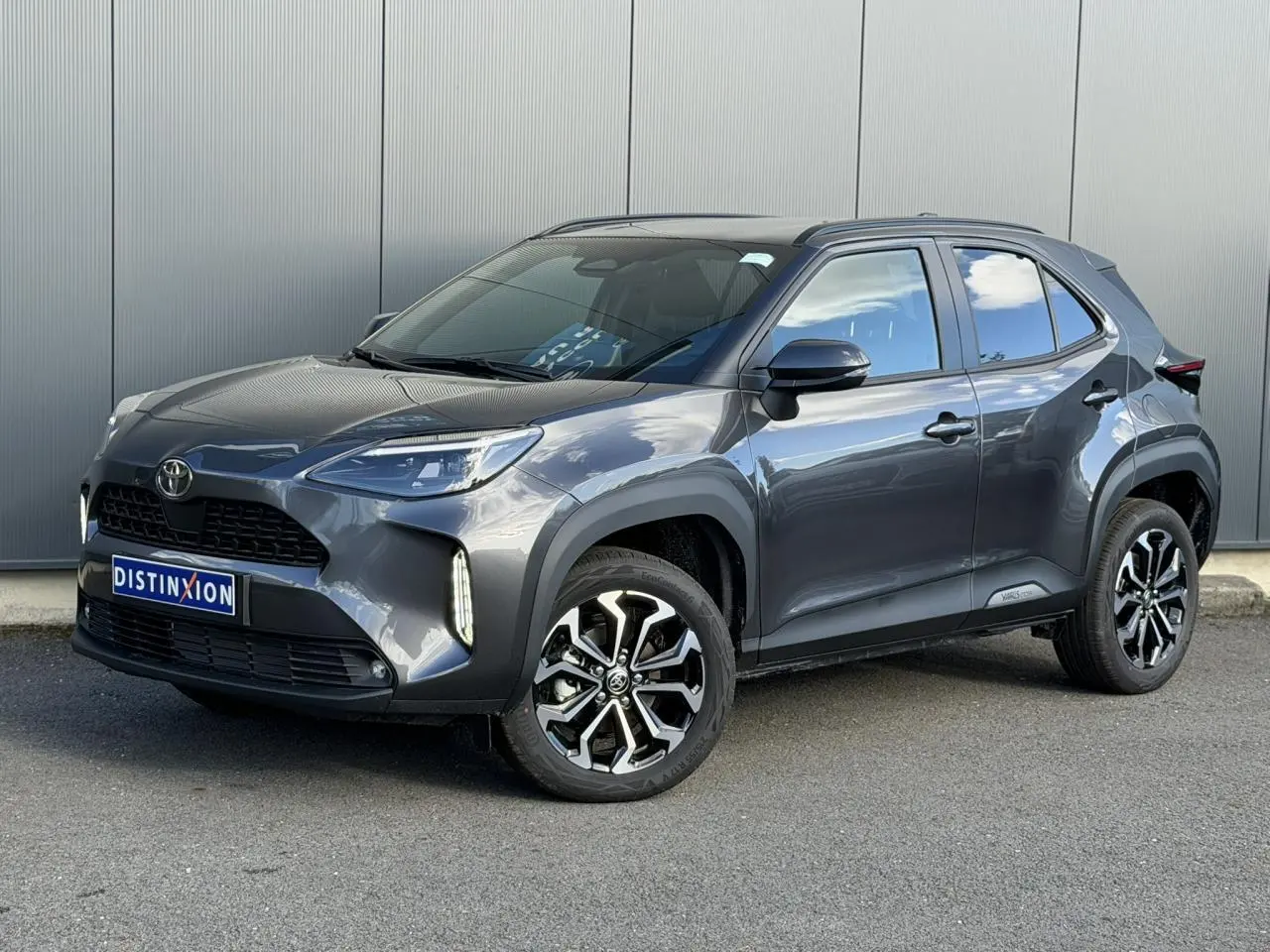 Toyota Yaris Cross gris Atlas vue 3/4 avant droit, avec jantes alliage et feux LED distinctifs.