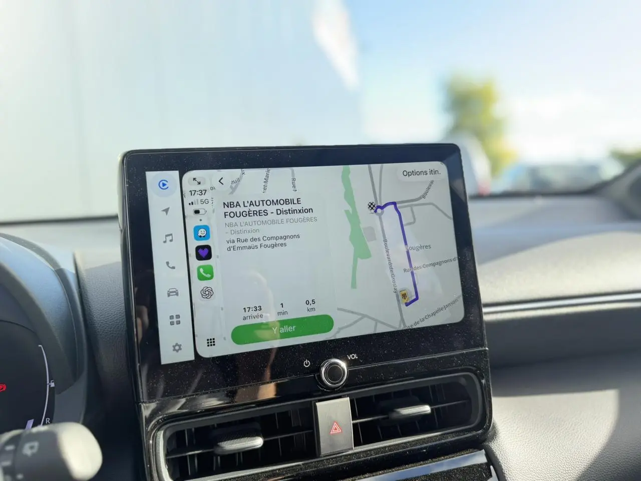 Écran tactile GPS 7 pouces affichant un itinéraire dans l’habitacle d’une Toyota Yaris Cross gris Atlas.