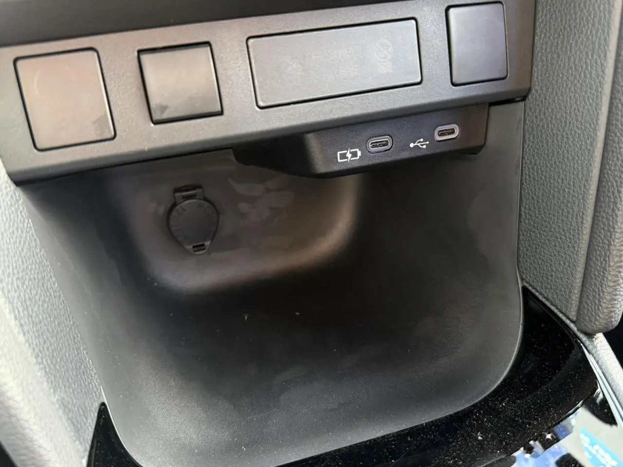 Gros plan sur la console centrale de la Toyota Yaris Cross 2026, montrant deux ports USB-C et une prise 12V.