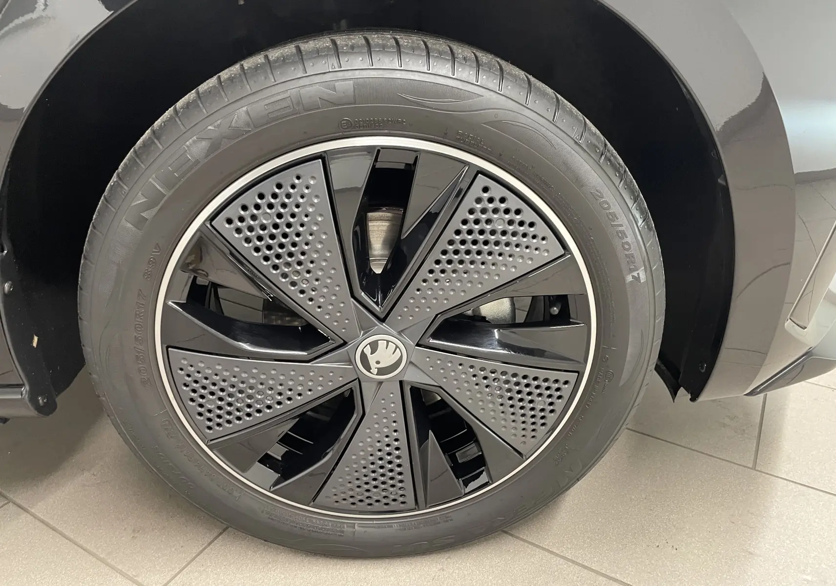 Gros plan sur la roue avant droite de la Skoda Scala 1.5 TSI 150 DSG7 Monte-Carlo en Noir Magic nacré.