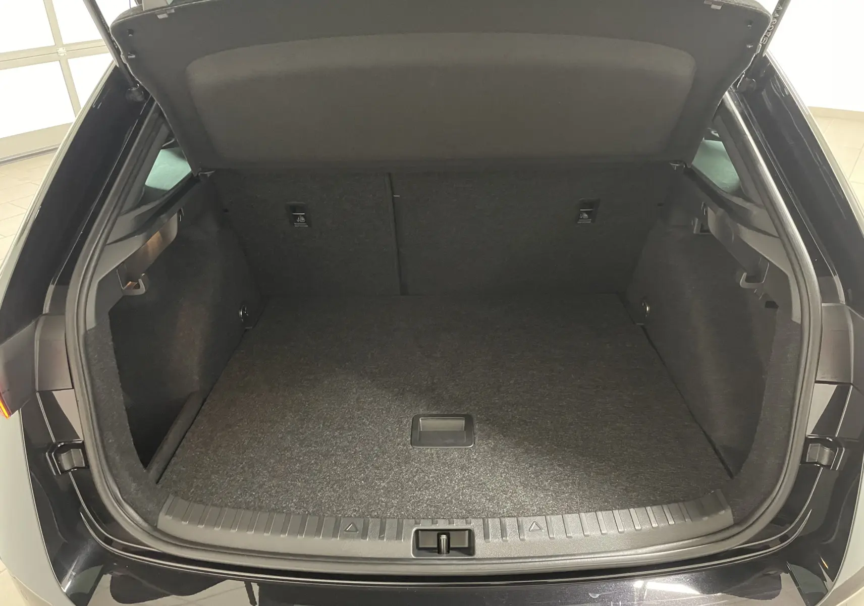 Coffre ouvert vu de l'arrière d'une Skoda Scala 1.5 TSI 150 DSG7 Monte-Carlo noir Magic avec double plancher.